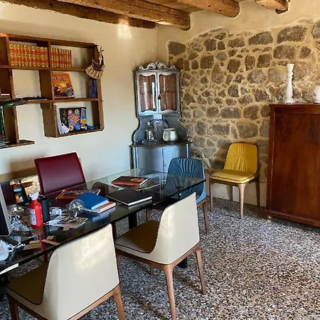 Tana Del Tasso Vila *